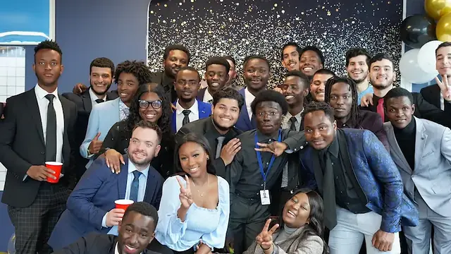 L'équipe réunie pour une photo de groupe, tout sourire