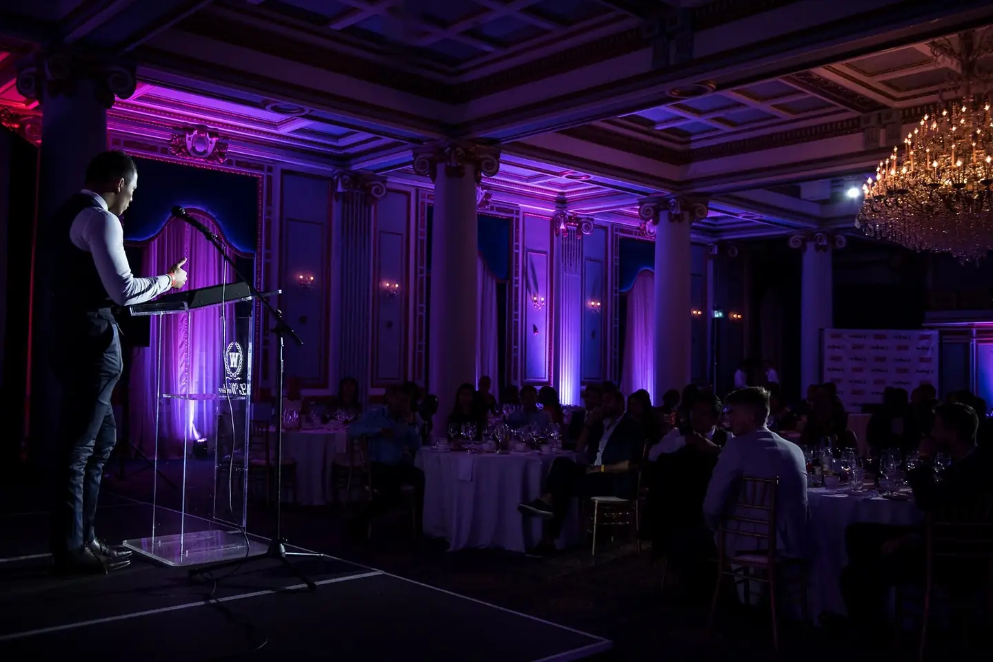 Une grande salle de bal pendant un gala, sous les lustres