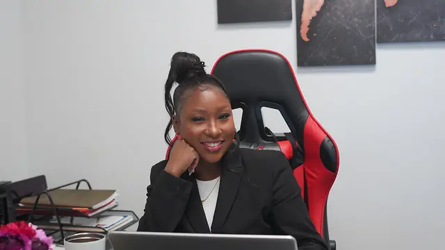 Portrait souriant d'une membre de l'équipe, à son bureau