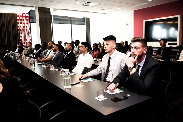 Participants attentifs dans une salle de conférence