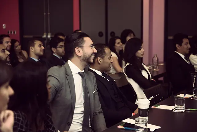 Participants souriants pendant une conférence